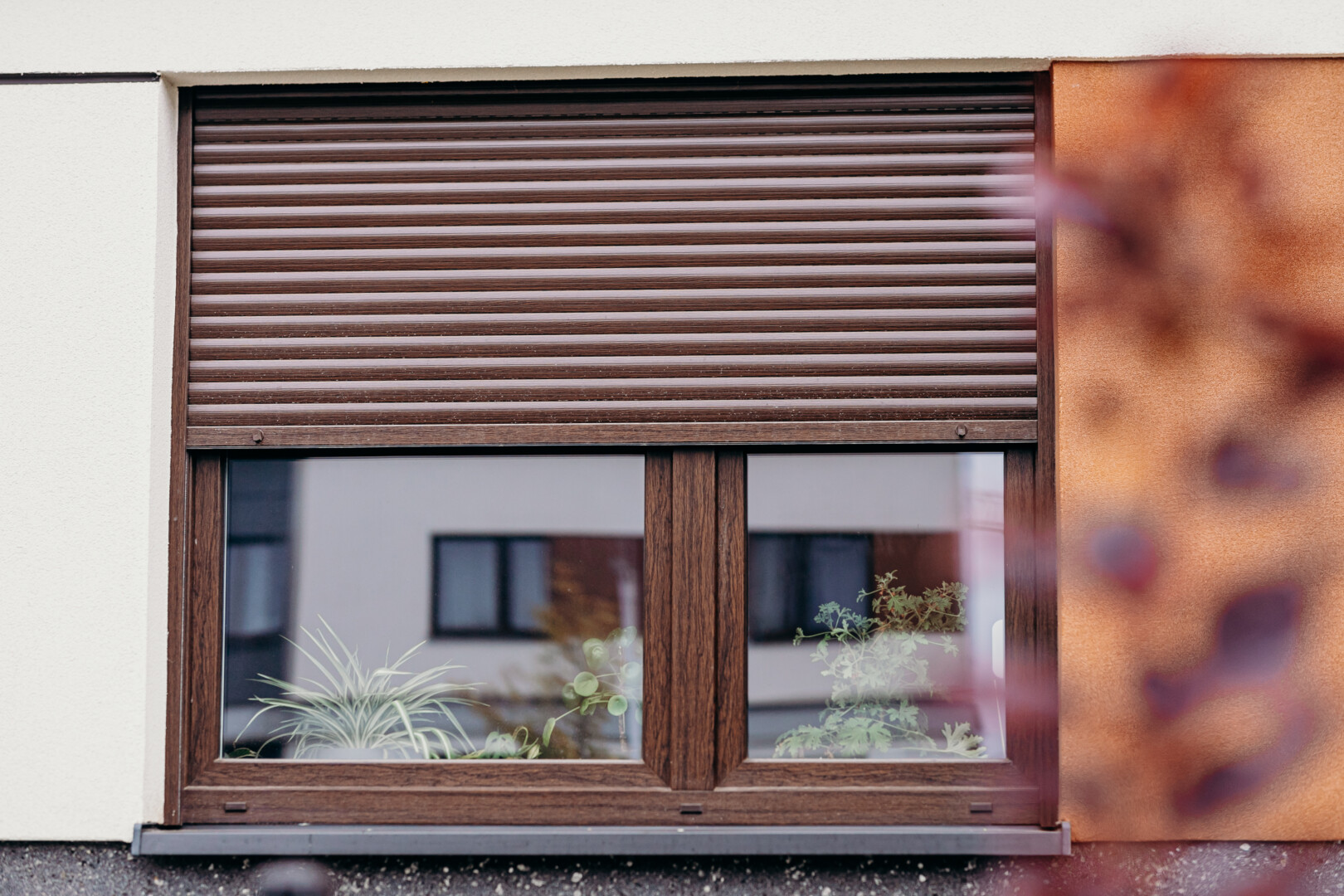 Holzoptik-Fenster in Nussbaum mit Aufsatzrollladen