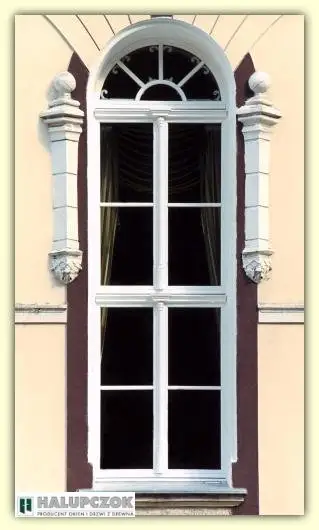 Hohes Holzfenster mit vertikaler Teilung