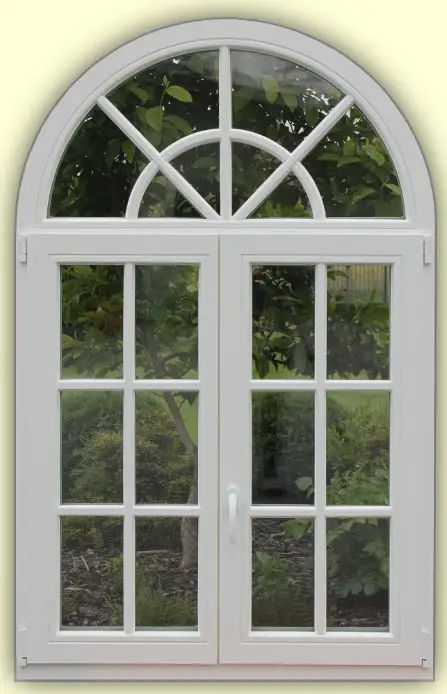 Schmales Holzfenster in warmem Farbton