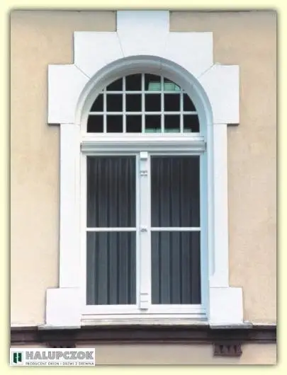 Klassisches Holzfenster für Wohnhaus